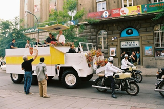Illustration for article titled The Evolution Of The Popemobile